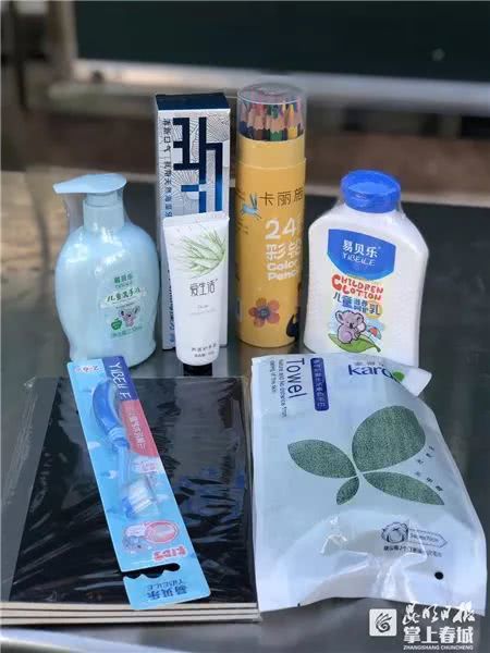 东川晓光小学学生获赠爱心日用品